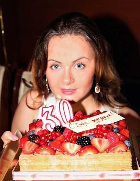 Юлия Проскурякова с тортом
