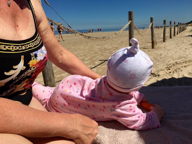 Дочь Игоря Николаева на пляже в Юрмале