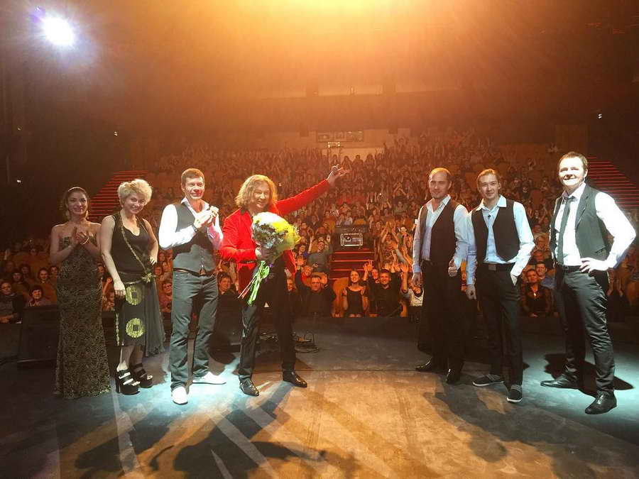 Игорь Николаев и команда благодарит зрителей за концерт