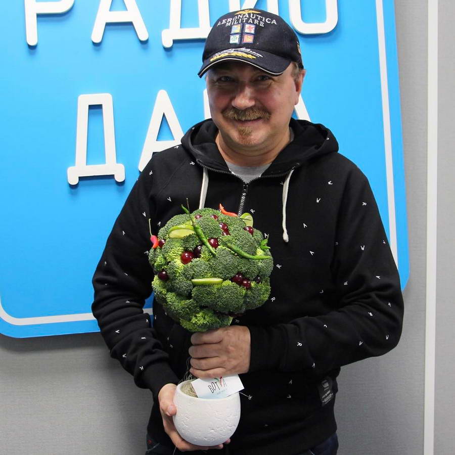 Игорь Николаев с подарком от радио "Дача"