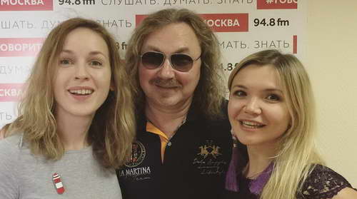Игорь Николаев с ведущими Катей и Олей