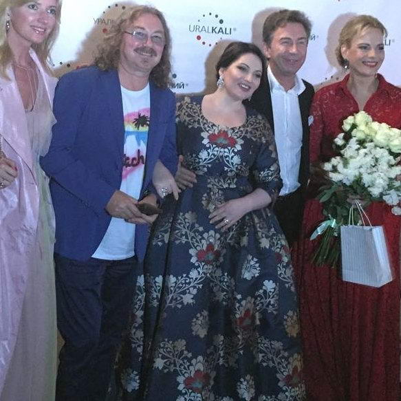 Игорь Николаев, Валерий и Виола Сюткины с певицами