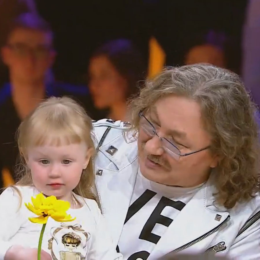 Игорь Николаев с семьей на шоу Игорь Николаев «Рояль в ночи»