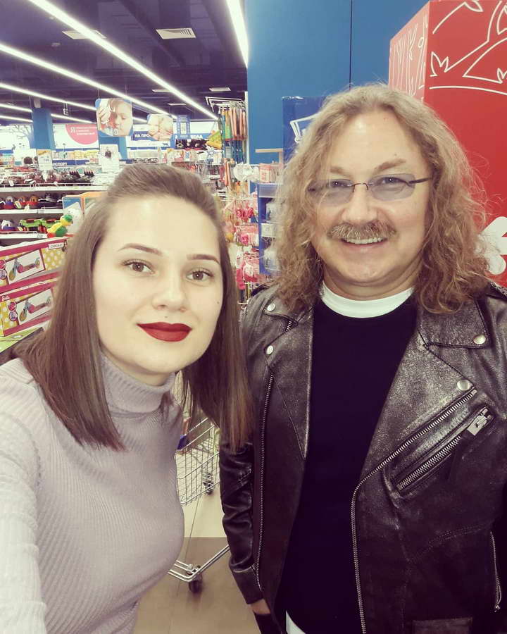 Игорь Николаев с Вероникой посетили магазин игрушек