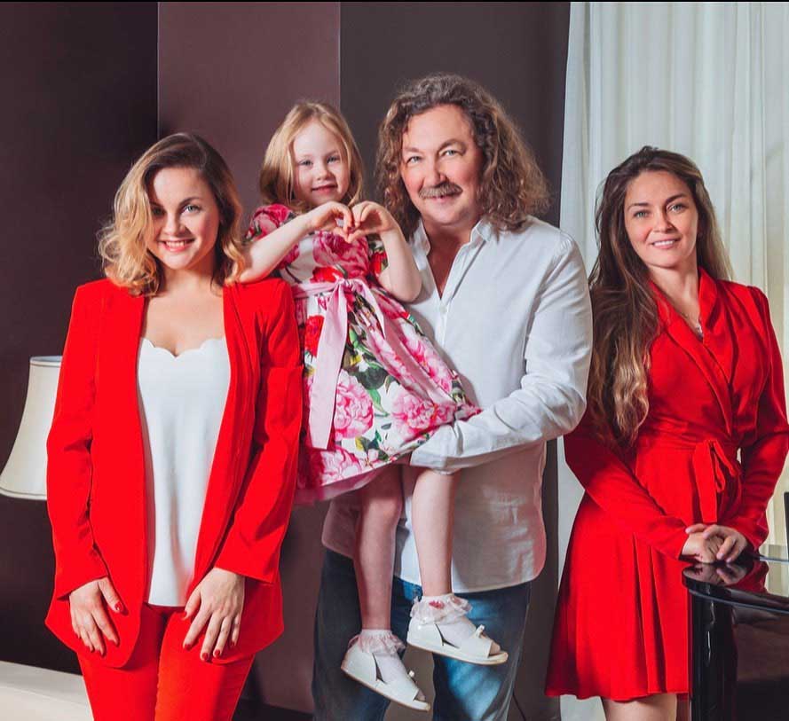 Игорь Николаев с женой и дочками 2021 год