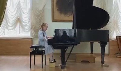 Вероника Николаева сдала экзамен в музыкальную школу