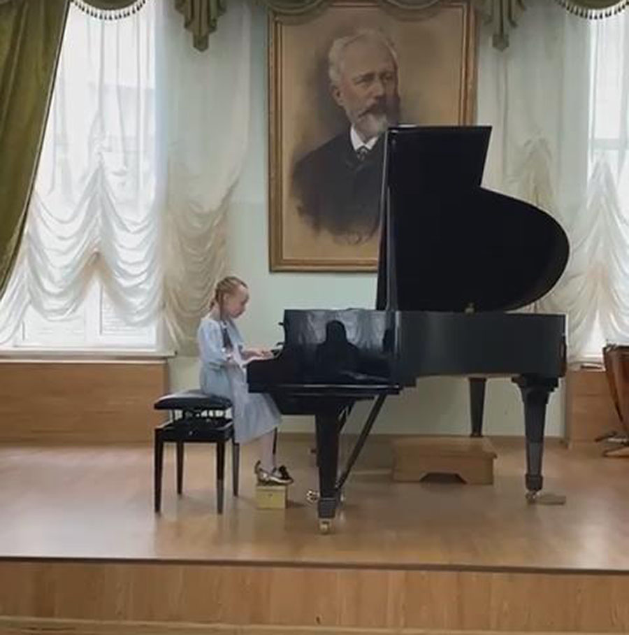 Вероника Николаева сдала экзамен в музыкальную школу