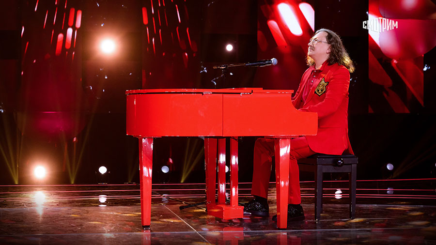 Игорь Николаев в красном за красным роялем Игорь Николаев эксперт конкурса «Ну-ка, все вместе»