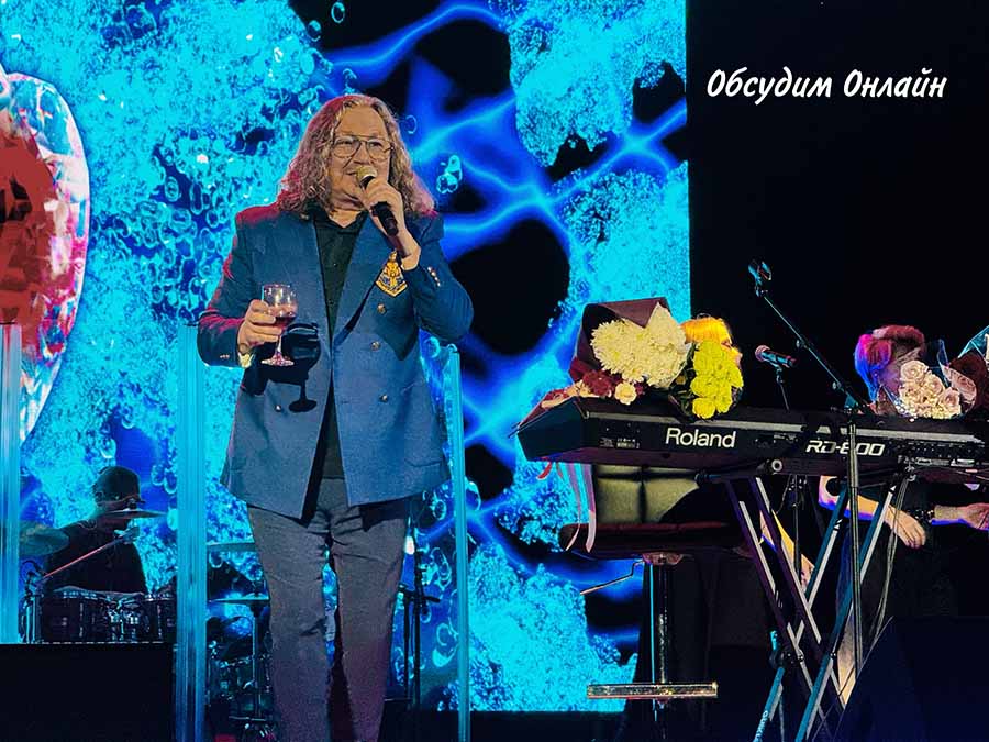 Спасибо за фото Сергиев Посад -"Обсудим Оnline" 9 ноября 2025 года Игорь Николаев в городе Сергиев Посад на сцене ДК им. Гагарина