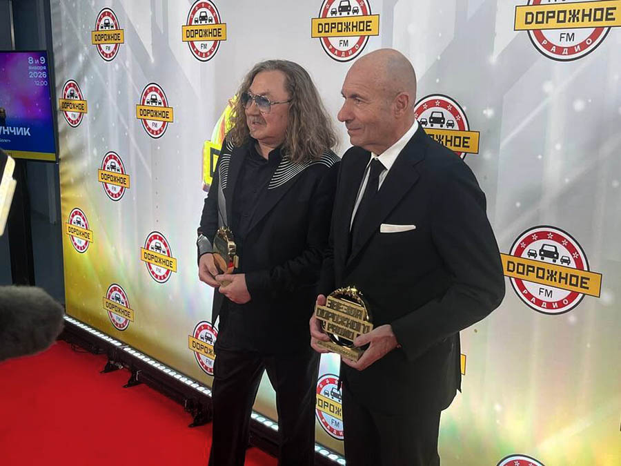 Игорь Николаев и Игорь Крутой с наградами Композитор Игорь Николаев получил награду от «Дорожного радио»