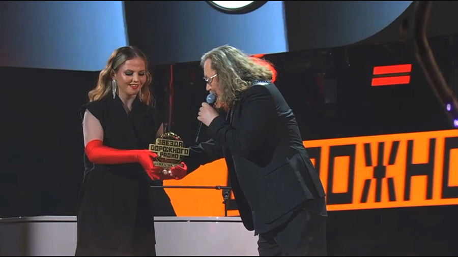 Игорь Николаев получает Приз от Дорожного радио За песню «Неисправимый романтик» за 52 недели в ТОП-10