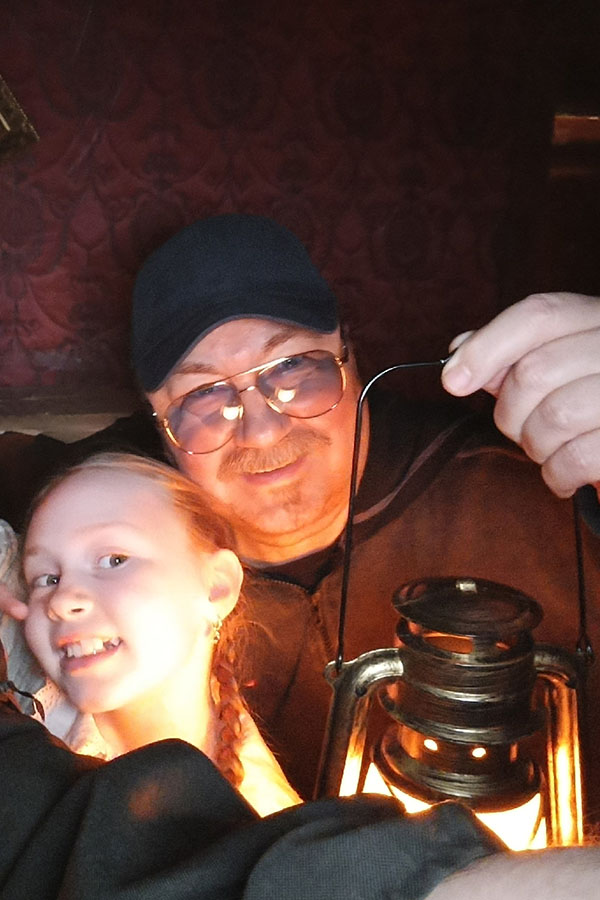 Музей магии: Игорь Николаев с дочкой 8 апреля 2026 композитор с дочкой провели время вместе