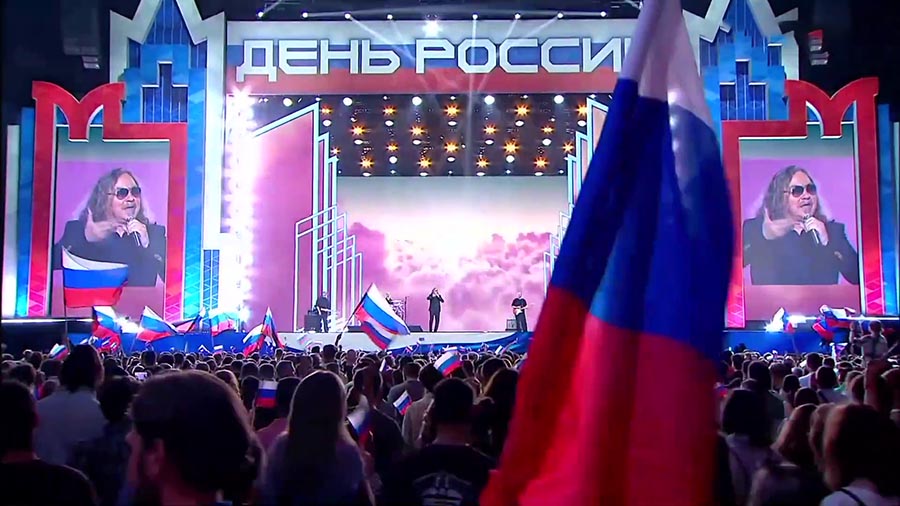 Игорь Николаев с песней «Под Сахалинским небом» Игорь Николаев в праздничном концерте ко Дню России
